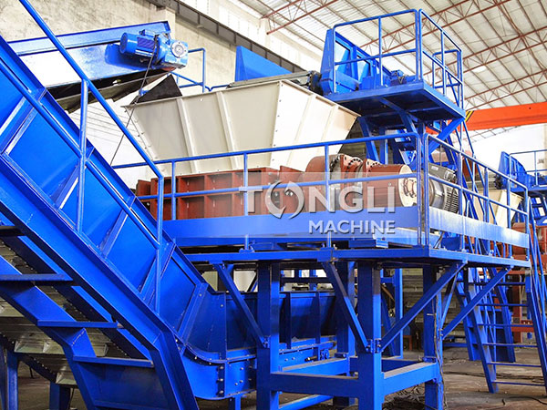 撕碎機(jī)現(xiàn)場(chǎng).jpg 撕碎機(jī)現(xiàn)場(chǎng).jpg